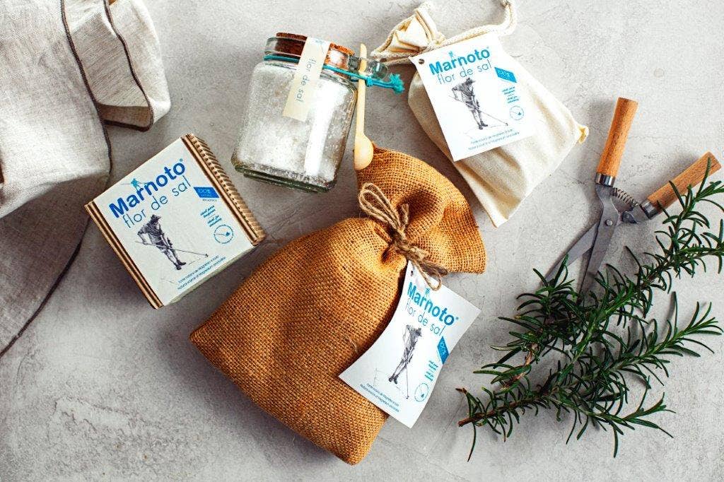 The Cataplana starter kit by Iberica – Pretty things from Portugal includes “Marnoto flor de sal” in burlap and cloth bags, rosemary sprigs, scissors, and a linen napkin—ideal accents for authentic Portuguese cooking.