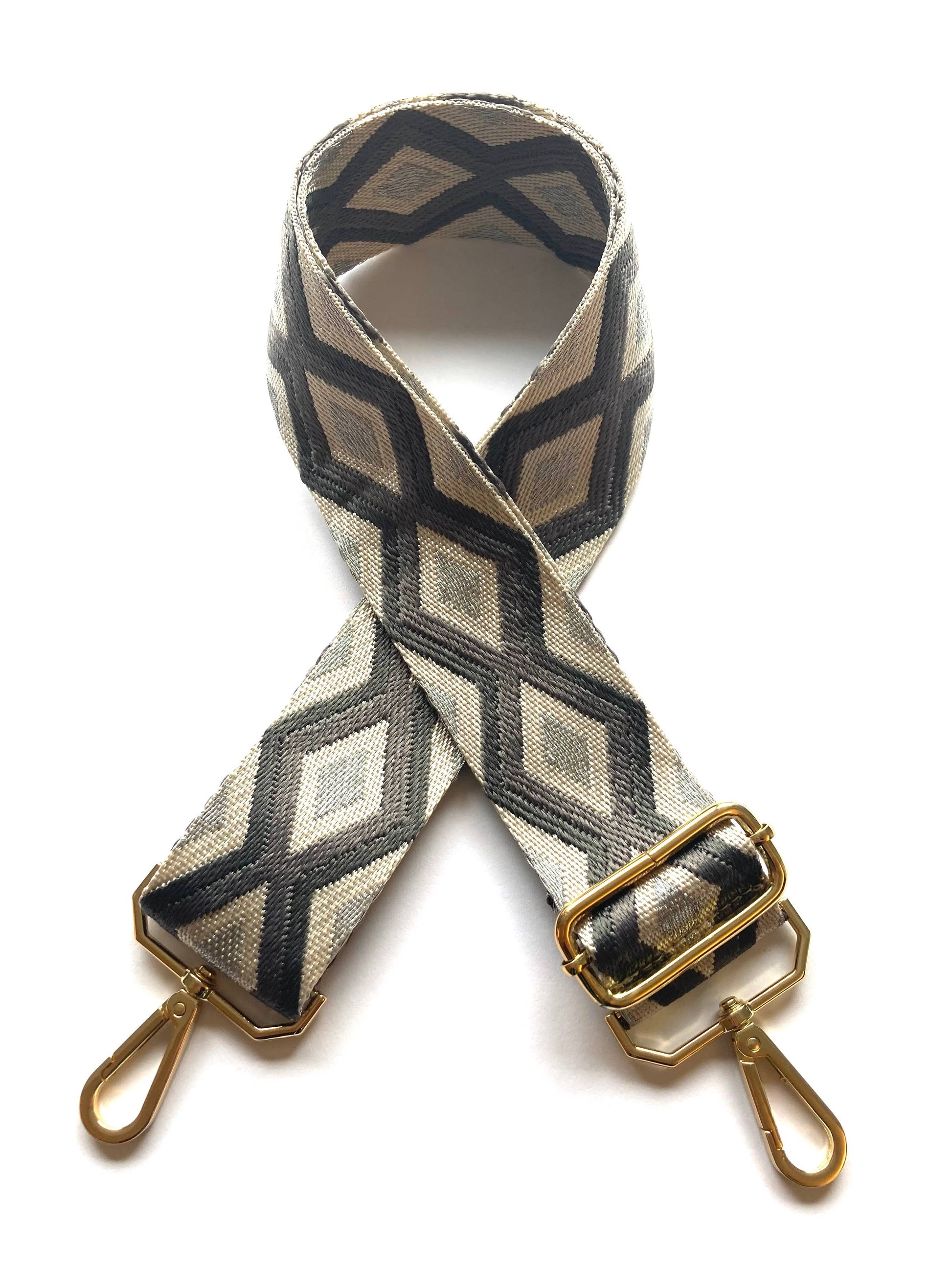 Adjustable length buckle detail on 5 cm diamond-pattern strap.